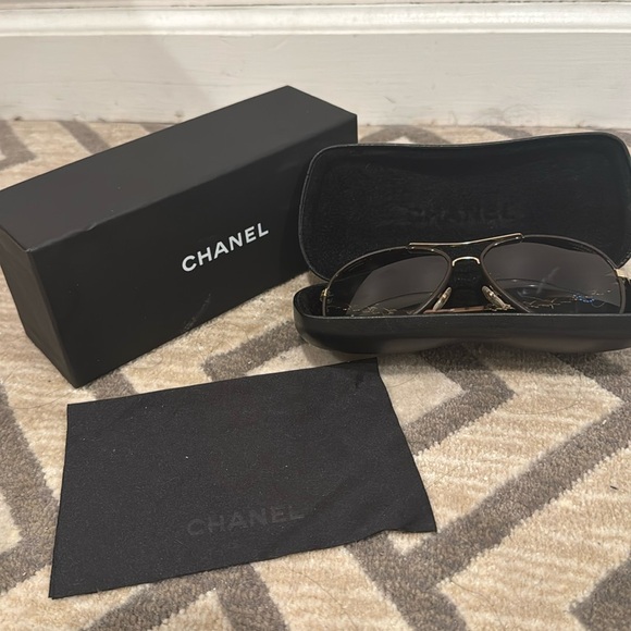 AUTHENTIC CHANEL Brown Leather and Gold Chain 4219-Q Polarized Pilot Sunglasses - Picture 5 of 10